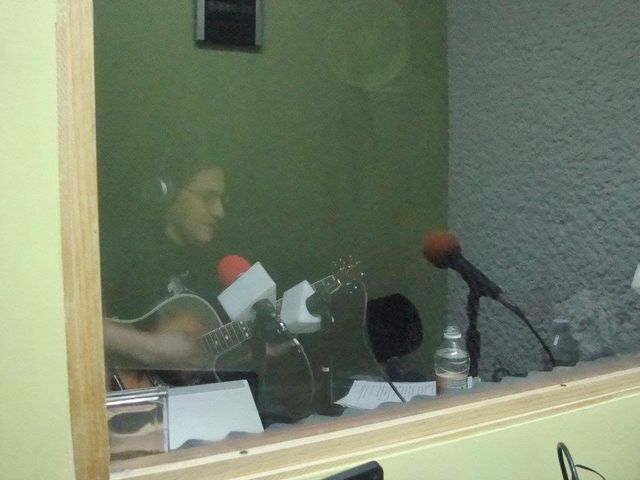 Canelo Kot in Acoustic Concert for Vive Radio, México